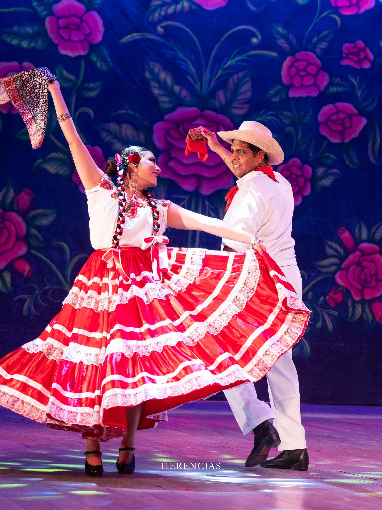 Pareja de la Compañía Independiente interpretando una danza folclórica