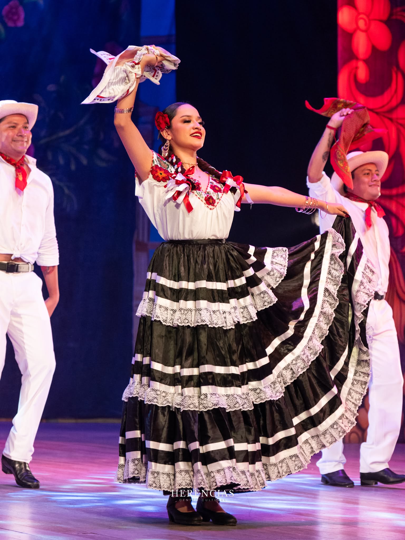 Bailarina de la Compañía Independiente con falda negra y blanca