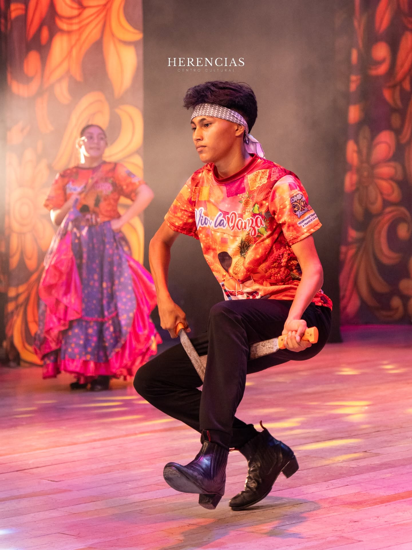 Integrante juvenil durante un ensayo escénico de Viva la Danza