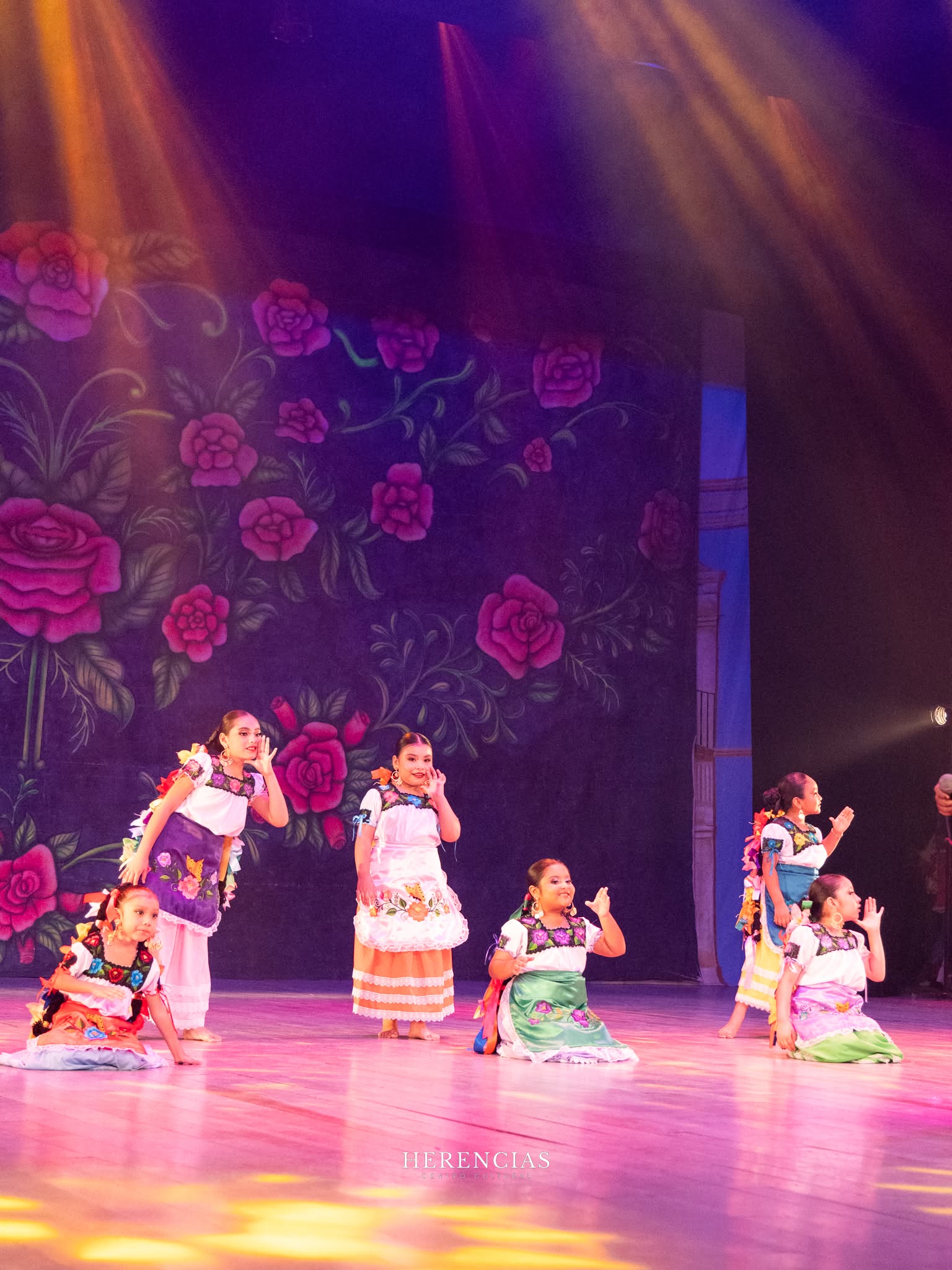 Niñas de la Compañía Folclórica Infantil Viva la Danza en escena
