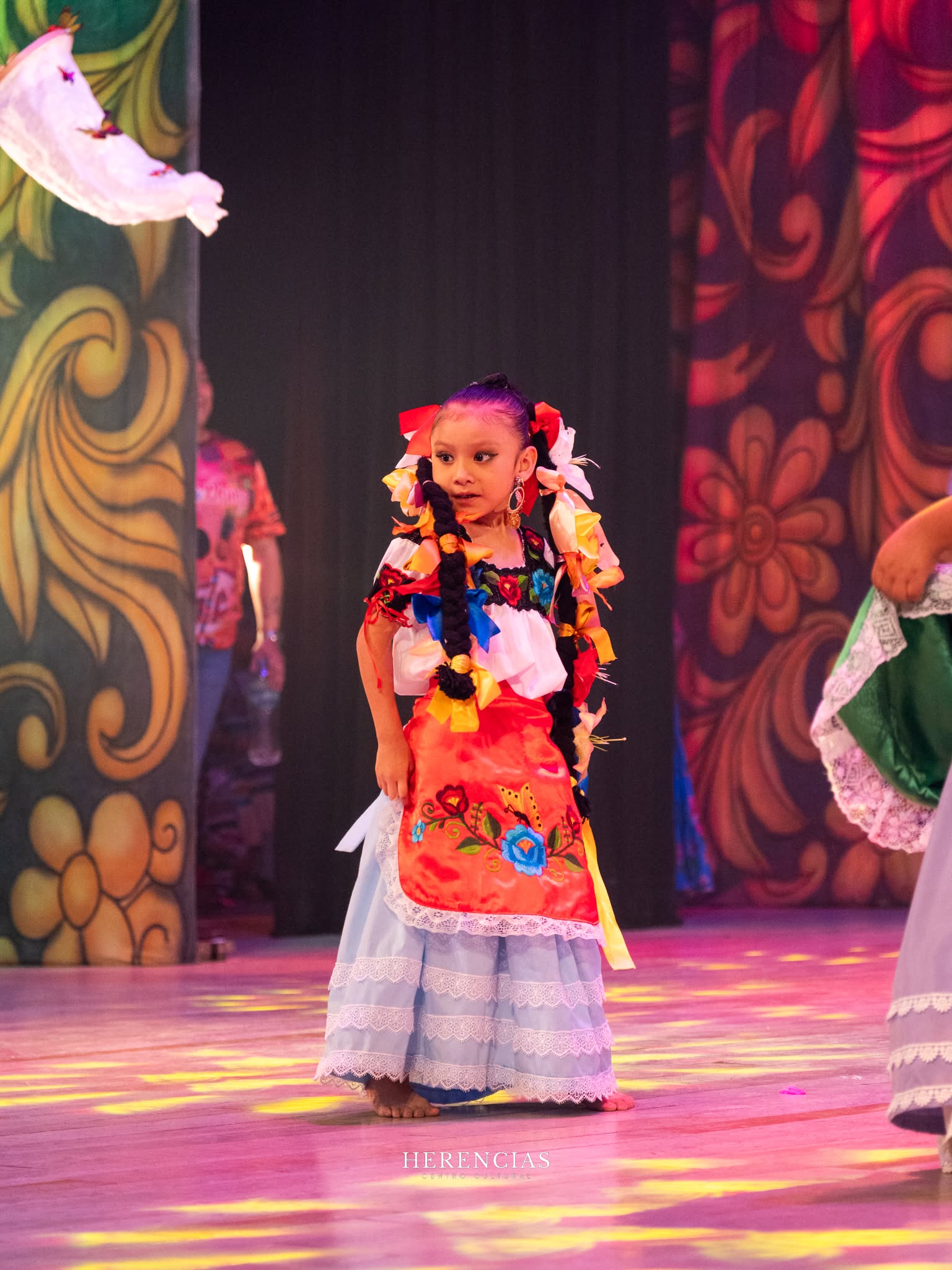 Niña de la Compañía Folclórica Infantil con vestuario tradicional