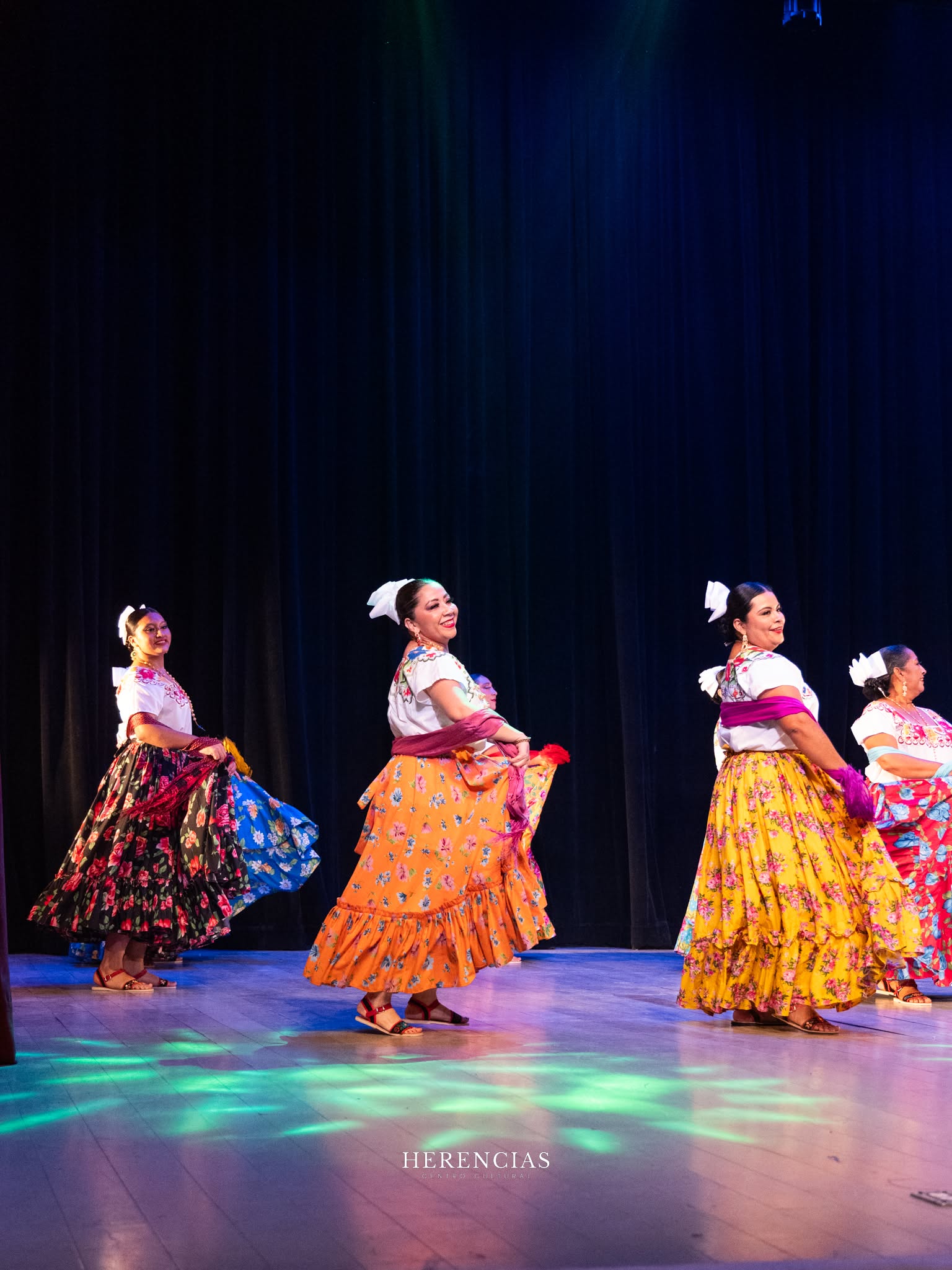 Grupo de Sandungueras con faldas florales